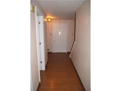 Entry/Foyer.