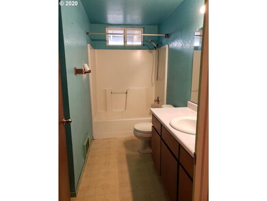 1109 SW Foundry St, Grants Pass, OR 97526 - photo 5