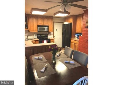 33 Young Birch Rd, Levittown, PA 19057 - photo 4