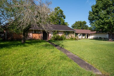 16922 Oxnard Ln, Friendswood, TX 77546 - photo 2