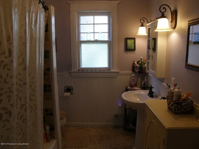 Main Floor Bath w/ Tub & Shower