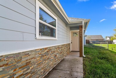 804 N Throckmorton St, Sherman, TX 75090 - photo 2