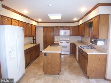 4905 Oakcrest Dr, Fairfax, VA 22030 - photo 3