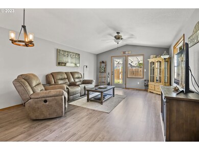 213 E North St, Newberg, OR 97132 - photo 4