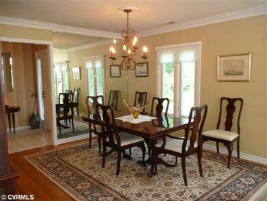 Dining Room - The dining area will easily hold you