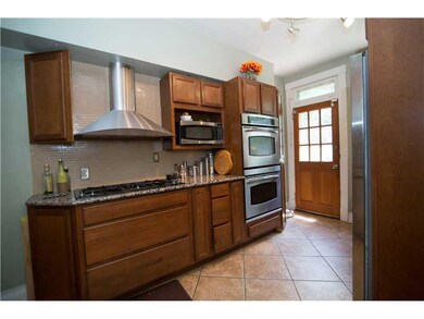 Kitchen. Cooks Kitchen with Gas Cooktop & Double O