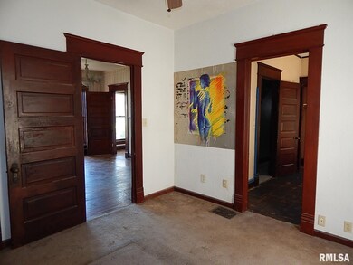 229 E Locust St, Davenport, IA 52803 - photo 4