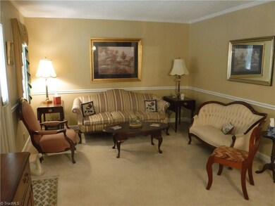 122 N Oakwood Dr, Statesville, NC 28677 - photo 2