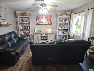 1612 Koch St, Pekin, IL 61554 - photo 3