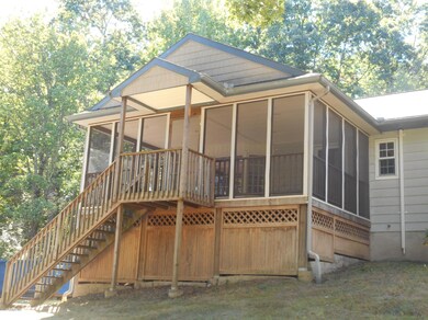Lots of sunlight on the screened porch!