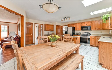 Large kitchen w/ SS appliance, Quartz counters, ba