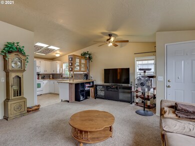 1077 SW Clawson Cir, Troutdale, OR 97060 - photo 7