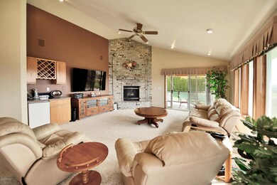 4 Beautiful Fireplace & Vaulted Ceilings