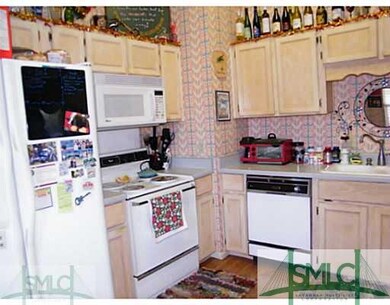 Kitchen. Large Kitchen w/ Breakfast Area