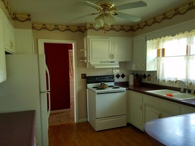 Kitchen (main floor)