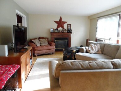 Family room w gas fireplace
