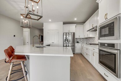 Kitchen with appliances with stainless steel fini