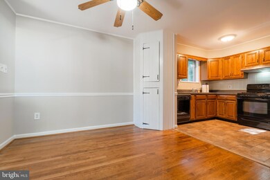 8209 Springfield Village Dr, Springfield, VA 22152 - photo 6