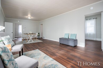 010-3237 6th St-10
