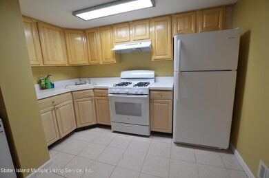 77 Robin Ct unit Side Apt, Staten Island, NY 10309 - photo 5