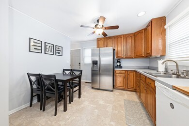 211 N Evanslawn Ave, Aurora, IL 60506 - photo 6