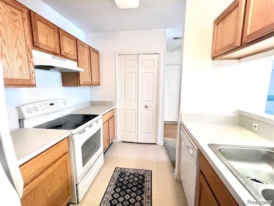 2664 S Knightsbridge Cir unit 17, Ann Arbor, MI 48105 - photo 2