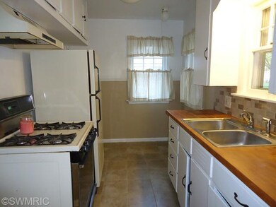 1422 Clarendon Ave, Niles, MI 49120 - photo 2