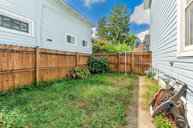 1756 Bruck St (Exterior)-8