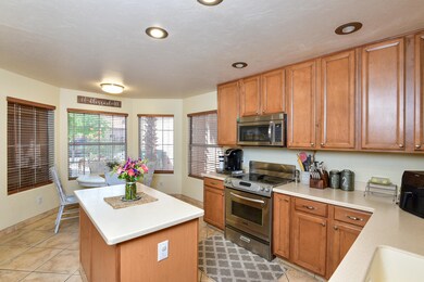 Huge Kitchen w/island