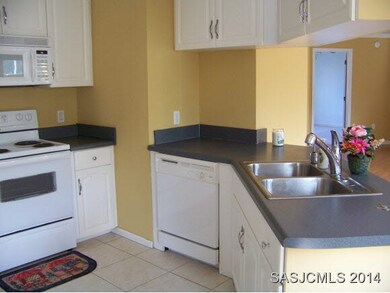 Kitchen w/breakfast bar