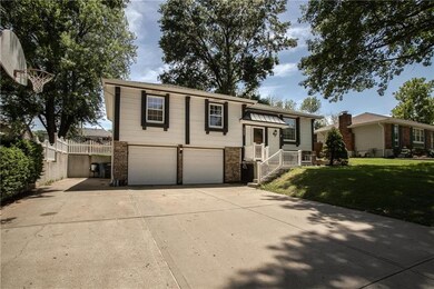 Driveway with 3rd bay.