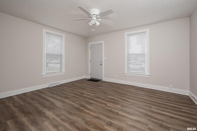 512 E Pleasant St, Davenport, IA 52803 - photo 4