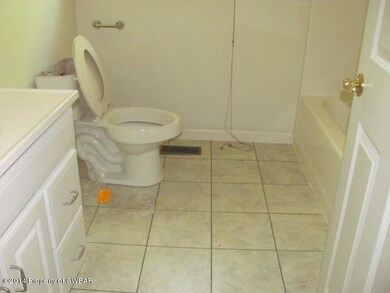 203 Trapper Springs Cir, Drums, PA 18222 - photo 3