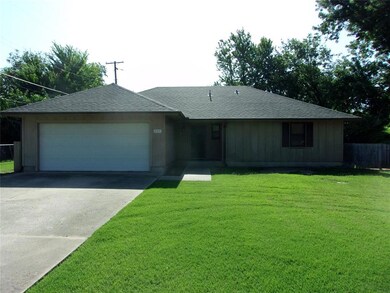 627 N Dorothy Ave, Shawnee, OK 74801 - photo 2