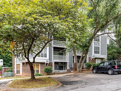 2500 Cranbrook Ln unit 11, Charlotte, NC 28207 - photo 2