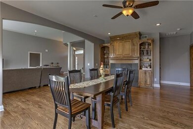Eat-in Kitchen w/ Gas FP