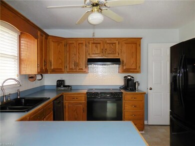 5752 Drake Rd, Greensboro, NC 27406 - photo 5