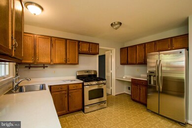 8021 Lake Pleasant Dr, Springfield, VA 22153 - photo 4