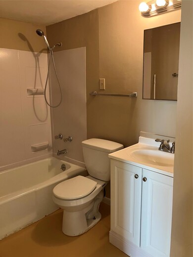 Full bathroom with shower / bath combination, toi