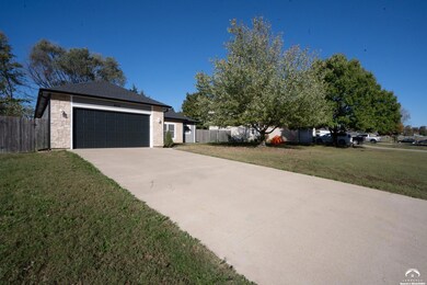 214 Hillside Dr, Baldwin City, KS 66006 - photo 4