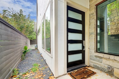 609 W Pierce St, Houston, TX 77019 - photo 2