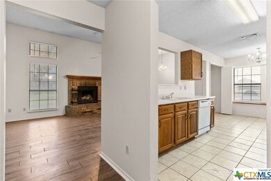 409 E Hogan Dr, Copperas Cove, TX 76522 - photo 4