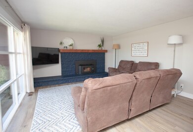 302 NW Dogwood Ave, Redmond, OR 97756 - photo 4