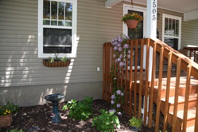 1505 E University - Flowers : Deck