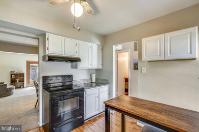 8571 Chester Grove Ct, Springfield, VA 22153 - photo 3