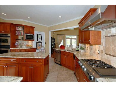 Kitchen. New ceramic flooring (2014), pantry, cher