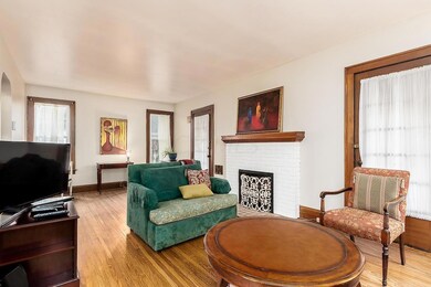 CHARMING LIVING ROOM