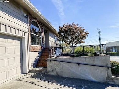 1207 NW Horn Ave, Pendleton, OR 97801 - photo 2