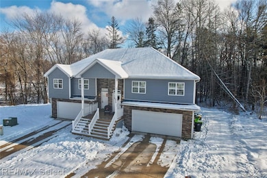 270 Whispering Pines Dr, Fenton, MI 48430 - photo 2