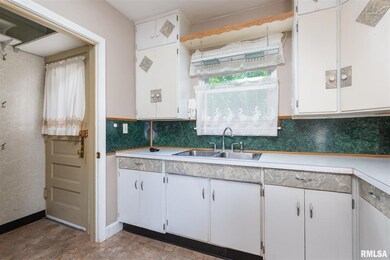 2137 W Locust St, Davenport, IA 52804 - photo 5